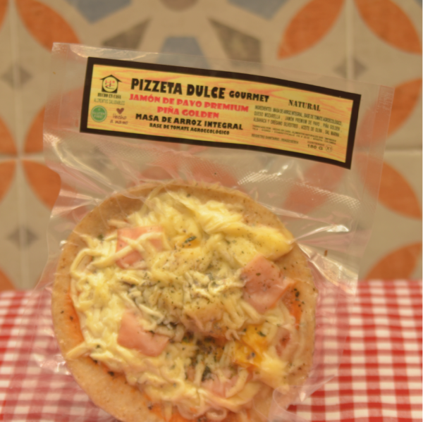 Pizzeta dulce gourmet de 140gr. Masa de arroz integral con base de tomate orgánico, jamón de pavo premium y piña golden.