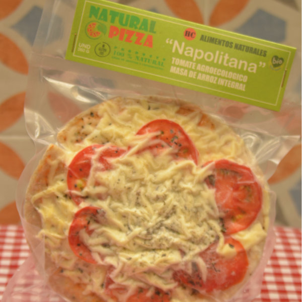 Pizzeta napolitana de 140gr. su masa a base de arroz integral con textura delgada y de consistencia semidura con salsa napolitana, queso mozarella rallado y tomate orgánico tajado. 